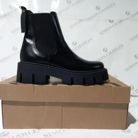 BOXED PAIR OF SCHUH CHUNKY CHELSEA BOOTS IN BLACK EU SIZE 38