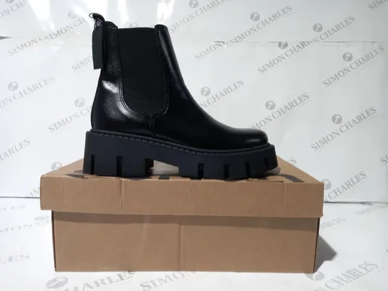 BOXED PAIR OF SCHUH CHUNKY CHELSEA BOOTS IN BLACK EU SIZE 38