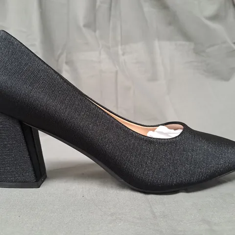 BOXED PAIR OF DESIGNER CLOSED POINTED TOE BLOCK HEEL SLIP-ON SHOES IN BLACK EU SIZE 40