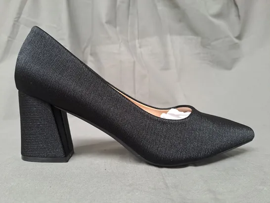 BOXED PAIR OF DESIGNER CLOSED POINTED TOE BLOCK HEEL SLIP-ON SHOES IN BLACK EU SIZE 40