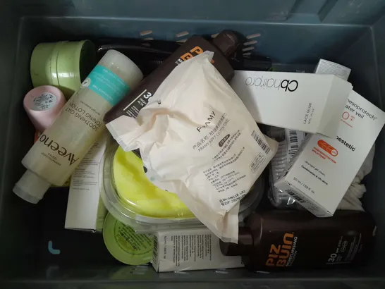 BOX OF APPROX 18 ASSORTED HEALTH AND BEAUTY ITEMS TO INCLUDE - COLGATE TOOTHBRUSHES , CLINQUE ANTI- BLEMISH , PIZBUN MOISTURSING SUN LOTION ETC