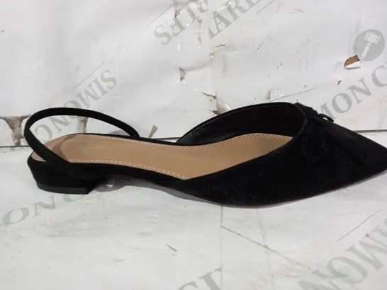 BOXED PAIR OF SPURR LOW HEEL CLOSED TOE SHOES IN BLACK UK SIZE 7