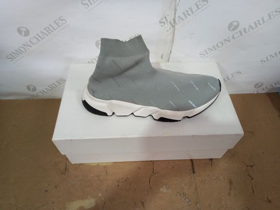 BOXED PAIR OF DESIGNER GREY/WHITE TRAINERS SIZE 6