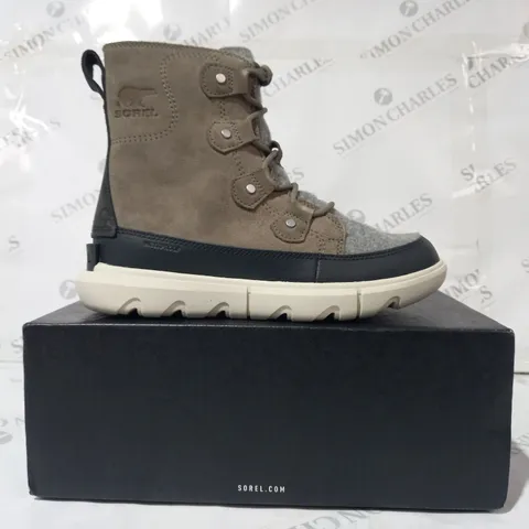 BOXED PAIR OF SOREL EXPLORER II BOOTS IN OLIVE UK SIZE 5