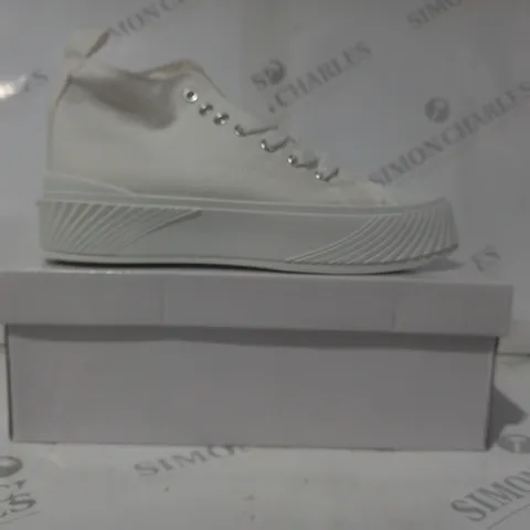 BOXED PAIR OF FASHION PLATFORM CANVAS SHOES IN OFF-WHITE EU SIZE 40