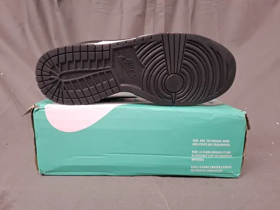 BOXED PAIR OF NIKE SB SHOES IN BLACK/WHITE UK SIZE 8