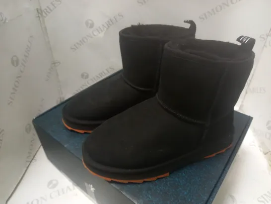 EMU AUSTRALIA BOXED MINI BOOT - SIZE 7