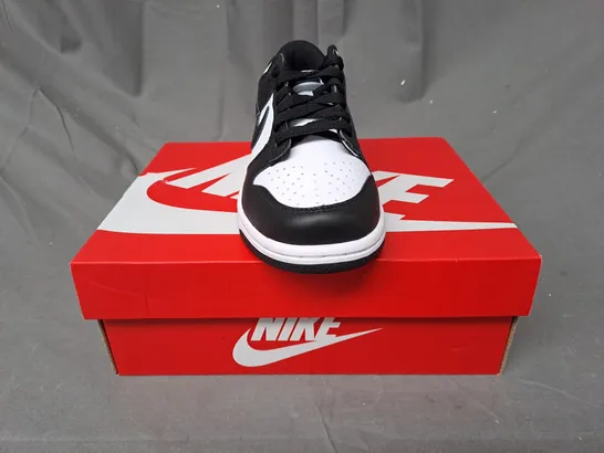 BOXED PAIR OF NIKE DUNK LOW SHOES IN BLACK/WHITE UK SIZE 4