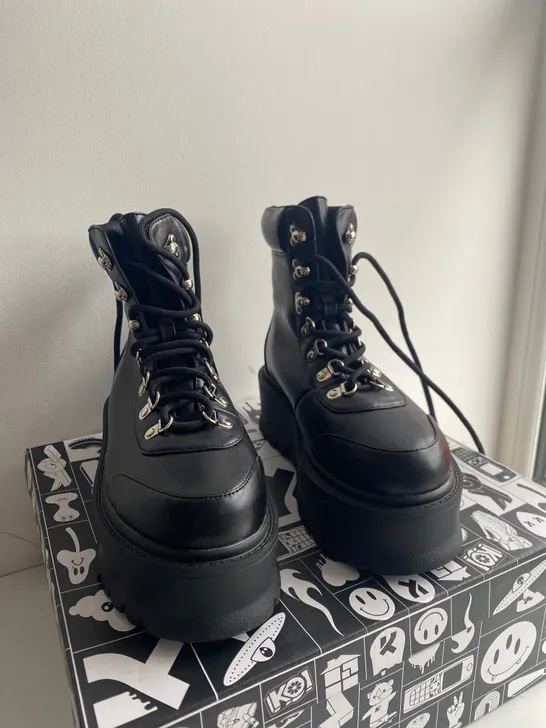 BOXED PAIR OF KOI HYDRA ALL-BLACK MATRIX PLATFORM BOOTS SIZE 5