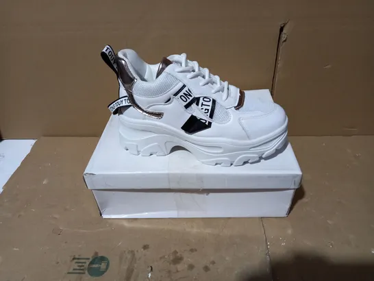 BOXED PAIR OF DESIGNER WHITE/BLACK TRAINERS SIZE 36