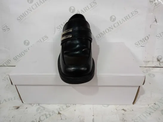 BOXED PAIR OF RED TAPE FORMAL LEATHER SHOES IN BLACK UK SIZE 6