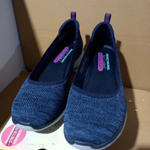 SIZE 5 SKETCHERS MICROBURST PUMP NAVY