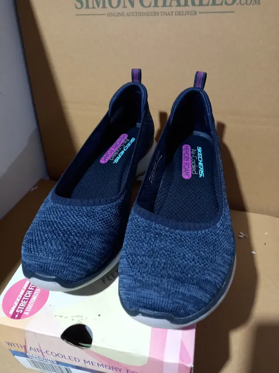 SIZE 5 SKETCHERS MICROBURST PUMP NAVY