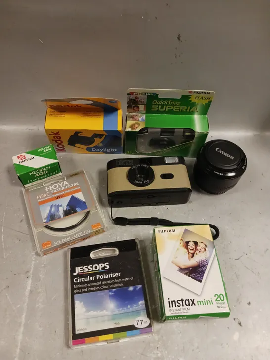 APPROXIMATELY 15 ASSORTED CAMERA PRODUCTS/ACCESSORIES TO INCLUDE FILM, DISPOSABLE CAMERA, LENS ETC 