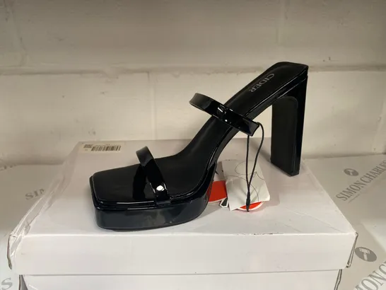 BOXED PAIR OF CIDER BLACK HIGH HEELS SIZE 39