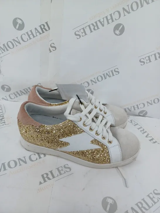 BOXED PAIR OF DUNE LONDON ENERGISED LIGHTNING BOLT TRAINERS IN WHITE/GOLD UK SIZE 4