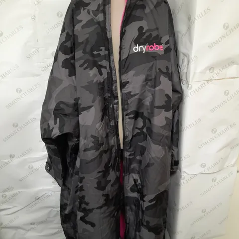 DRY ROBE IN BLACK CAMO WITH PINK FLEECE - XL