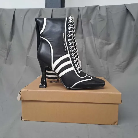 BOXED PAIR OF NIIHAI HEELED BOXER BOOTS IN BLACK/WHITE EU SIZE 36