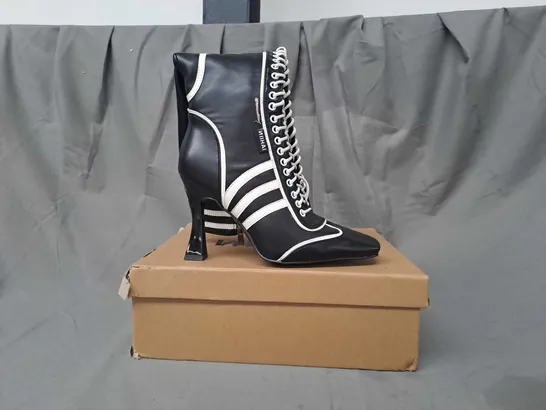 BOXED PAIR OF NIIHAI HEELED BOXER BOOTS IN BLACK/WHITE EU SIZE 36