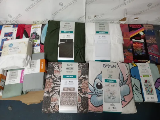 LOT OF 12 ASSORTED BEDDING ITEMS TO INCLUDE DUVET SETS, MATTRESS PROTECTOR AND FITTED SHEETS