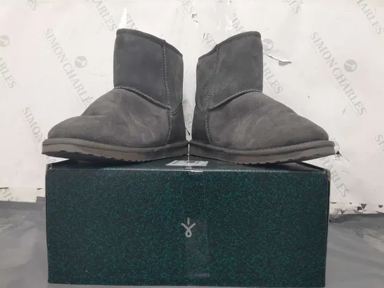 BOXED PAIR OF EMU AUSTRALIA BOOTS IN CHARCOAL SIZE 6