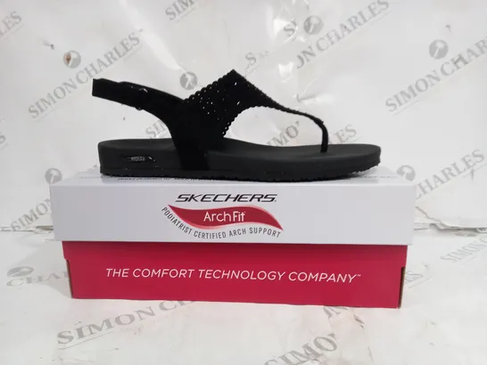 BOXED PAIR OF SKECHERS ARCHFIT SANDAL IN BLACK SIZE 7