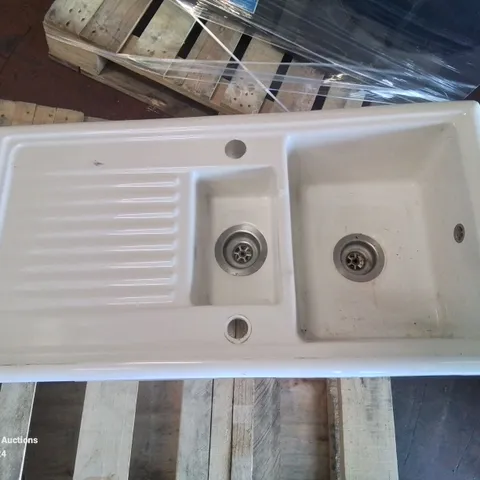 PORCELAIN WHITE LARGE SINK AND DRAINING AREA 