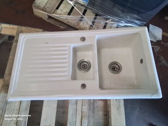 PORCELAIN WHITE LARGE SINK AND DRAINING AREA 