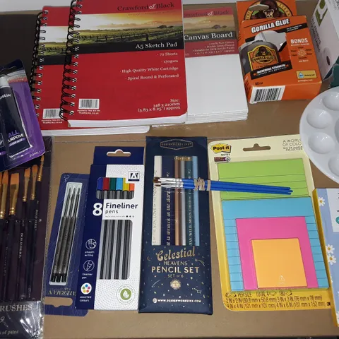 LOT OF ASSORTED ART AND STATIONARY ITEMS TO INCLUDE SKETCH PADS AND TEXTURED BRUSHES