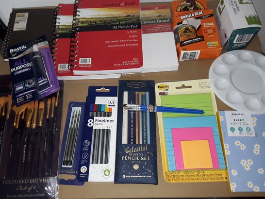 LOT OF ASSORTED ART AND STATIONARY ITEMS TO INCLUDE SKETCH PADS AND TEXTURED BRUSHES