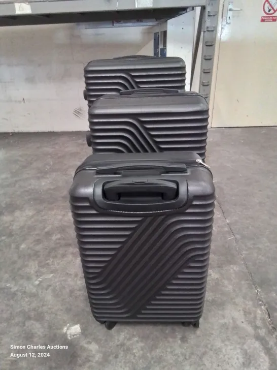 LARGE UNBRANDED SET OF TRAVEL SUITCASES ON WHEELS IN BLACK