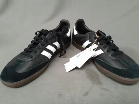 BOXED PAIR OF ADIDAS SAMBA OG SHOES IN BLACK/WHITE UK SIZE 11