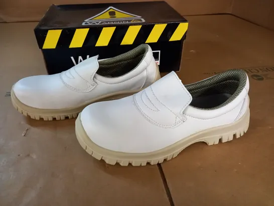 PAIR OF WARNING RESTO CLEAN SAFETY FOOTWEAR - SIZE 41