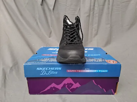 BOXED PAIR OF SKETCHERS D'LITES SATIN COLLAR LACE UP BOOTS IN BLACK SIZE 8