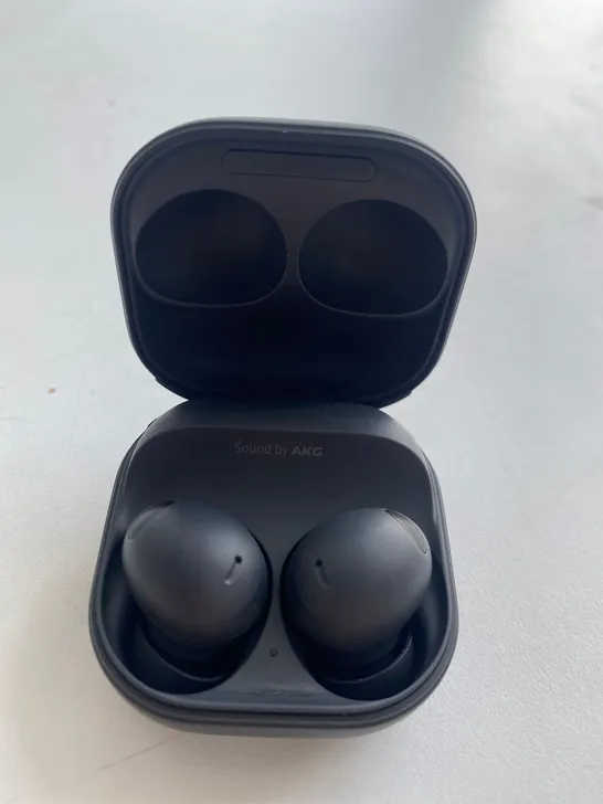 PAIR OF SAMSUNG EARBUDS WITH CHARGING CASE 