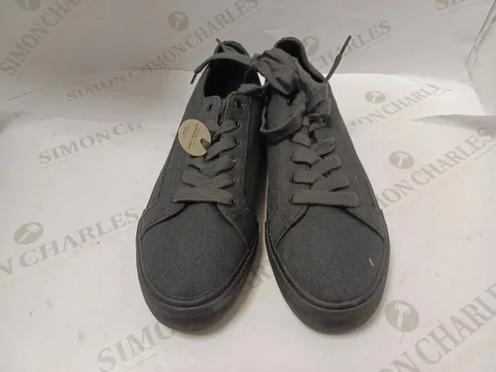 LEVI'S LACE-UP CANVAS SHOES IN BLACK - SIZE 9