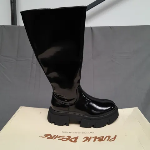 BOXED PAIR OF PUBLIC DESIRE KNEE HIGH ZIP UP BLACK BLOCK BOOT SIZE 6 