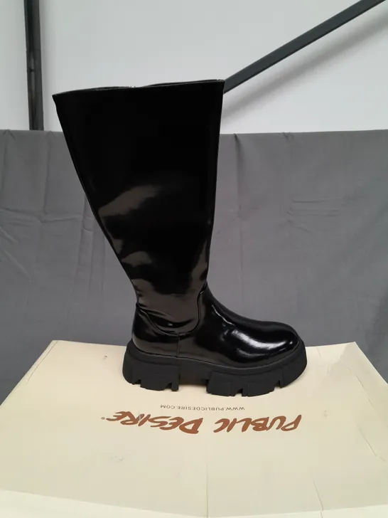 BOXED PAIR OF PUBLIC DESIRE KNEE HIGH ZIP UP BLACK BLOCK BOOT SIZE 6 