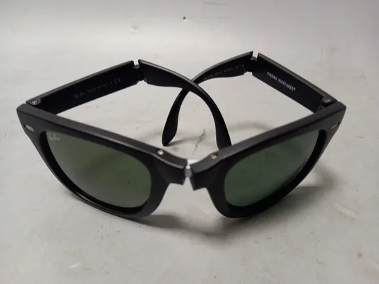 BOXED RAY-BAN FOLDING SUNGLASSES IN BLACK FRAME W. GREEN LENS