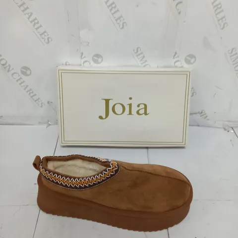 BOXED PAIR OF JOIA SLIP ON BROWN PLATFORM BOOTS SIZE 41