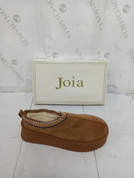 BOXED PAIR OF JOIA SLIP ON BROWN PLATFORM BOOTS SIZE 41
