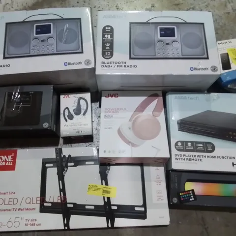 PALLET OF ASSORTED TECH ITEMS TO INCLUDE BLUETOOTH RADIO, ONE FOR ALL REMOTE AND JVC HEADPHONES