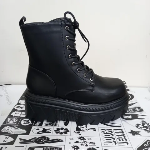 BRAND NEW BOXED PAIR OF KOI VEGAN LEATHER TALWAR CHUNKY STOMPER BOOTS IN BLACK UK SIZE 4
