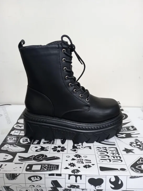 BRAND NEW BOXED PAIR OF KOI VEGAN LEATHER TALWAR CHUNKY STOMPER BOOTS IN BLACK UK SIZE 4