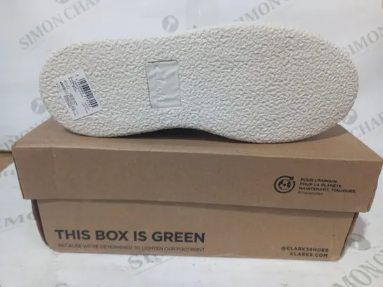 BOXED PAIR OF CLARKS CRAFTCUP RUN TRAINERS IN WHITE/BLUSH UK SIZE 5