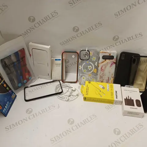 LOT OF APPROXIMATELY 25 PHONE ACCESSORIES AND ELECTRICALS TO INCLUDE TEMPERED GLASS SCREEN PROTECTORS, USB CHARGING CABLES, SAMSUNG 25W PD ADAPTER, ETC