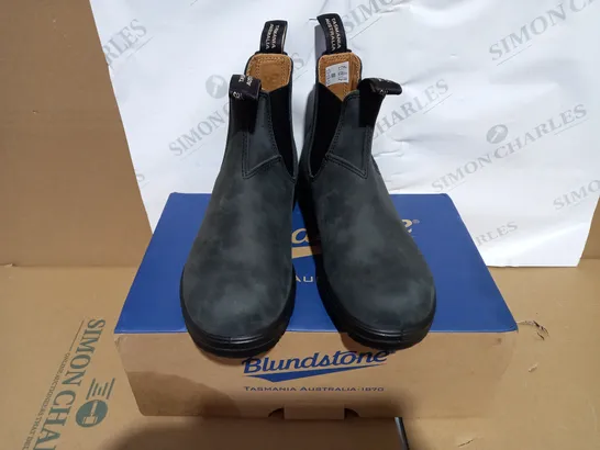 BOXED PAIR OF BLUDSTONE ELASTIC SIDED BOOTS SIZE 6