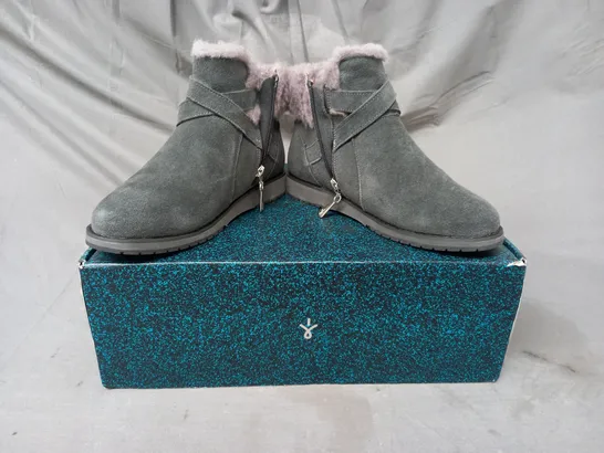 BOXED PAIR OF EMU AUSTRALIA SUEDE ANKLE BOOTS IN DARK GREY SIZE 5