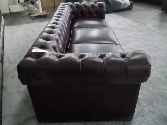 QUALITY DESIGNER HAMPTON 3 SEATER CHESTERFIELD SOFA - ANTIQUE CHESTNUT FAUX LEATHER (BROKEN FRAME)