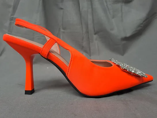 BOXED PAIR OF DESIGNER POINTED TOE HEELED SHOES IN ORANGE W. JEWEL EFFECT DETAIL EU SIZE 38